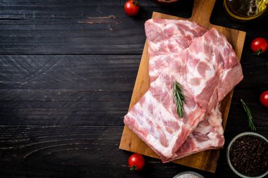 Taze çiğ domuz kaburgası. 