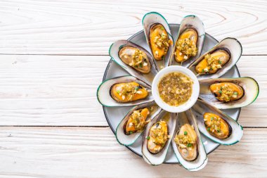 Midye baharatlı deniz ürünleri sos ile