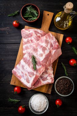 Taze çiğ domuz kaburgası. 