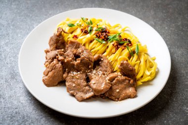 domuz eti ile Asya tavada kızartılmış erişte