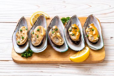 Midye limon ve sarımsak ile