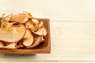 Ev yapımı kurutulmuş organik elma dilimli