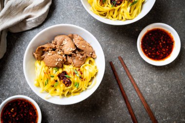 domuz eti ile Asya tavada kızartılmış erişte