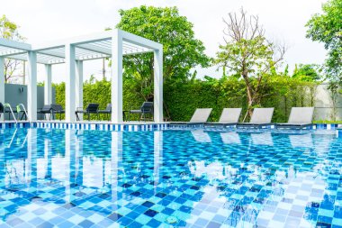 Yatak havuzu ile açık yüzme havuzunda otel ve tatil