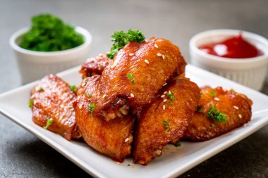 Barbekü tavuk kanatları beyaz susam ile