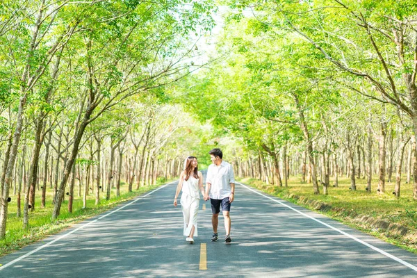 Feliz ásia casal no amor no estrada com árvore arco — Fotografia de Stock