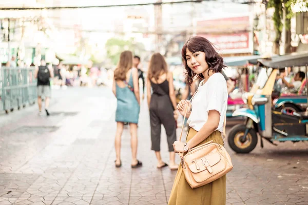 Mujer asiática feliz y hermosa viajando en Khao Sarn Road, Tha — Foto de Stock