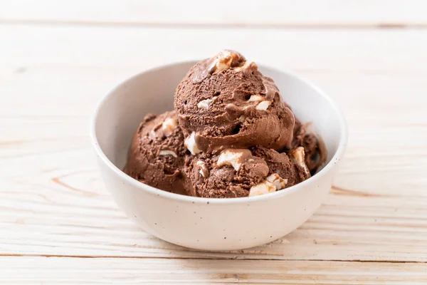 Helado de chocolate con malvaviscos — Foto de Stock