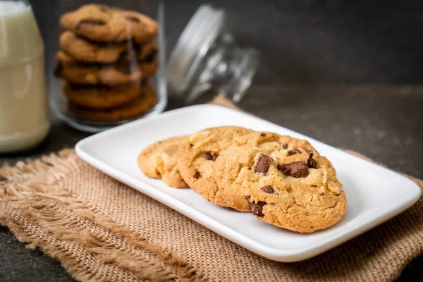 Biscoitos com chips de chocolate — Fotografia de Stock