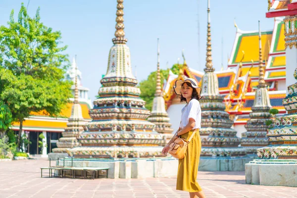 Счастливая азиатка путешествует в храме в Таиланде — стоковое фото