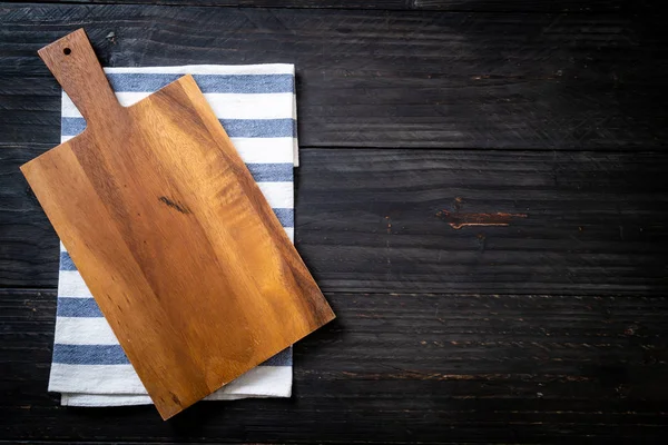 Пустая резка деревянной доски с кухонной тканью — стоковое фото