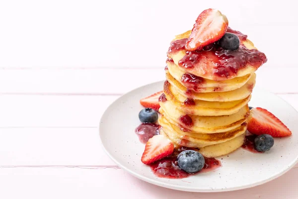 Pannkaka med jordgubbar och blåbär — Stockfoto