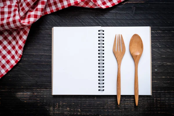 Libreta en blanco para nota de texto en superficie de madera con sapce de copia — Foto de Stock