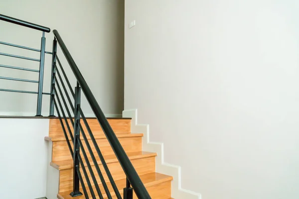 Escaliers en bois dans la maison — Photo