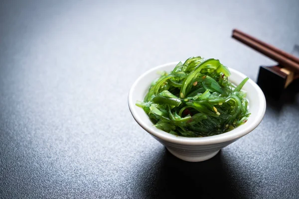 Морські водорості салат-японському стилі — стокове фото