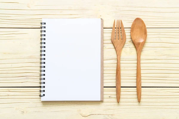 Libreta en blanco para nota de texto en superficie de madera con sapce de copia — Foto de Stock