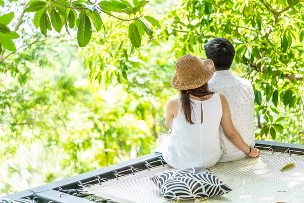 Jonge gelukkige Aziatische paar verliefd op wieg balkon — Stockfoto