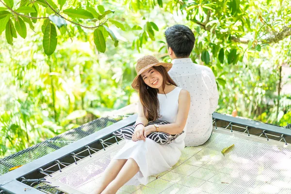 Joven feliz pareja asiática enamorada en la cuna balcón — Foto de Stock