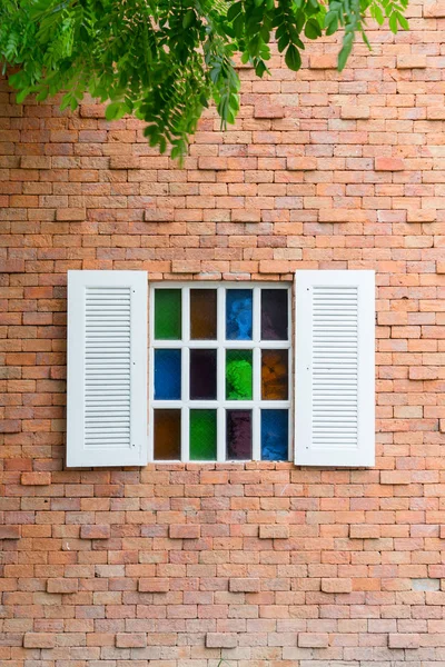 Вінтажне вікно на цегляній стіні — стокове фото