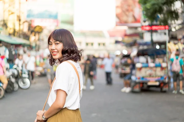 Happy en mooie Aziatische vrouw reizen op Khao Sarn Road, Tha — Stockfoto