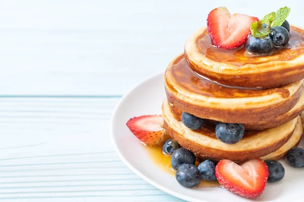 Pfannkuchen mit frischen Blaubeeren, frischen Erdbeeren und Honig — Stockfoto