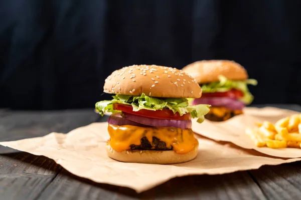 Čerstvé chutné hovězí burger se sýrem a hranolky — Stock fotografie