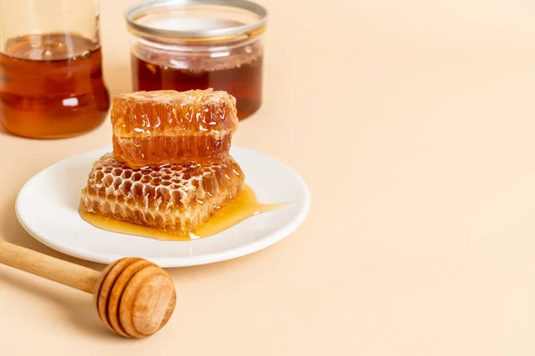 Miel et nids d'abeilles frais — Photo