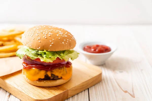 Hambúrguer de carne fresca saborosa com queijo e ketchup — Fotografia de Stock