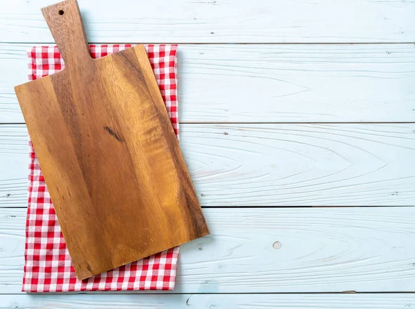 Planche à découper en bois vide avec chiffon de cuisine — Photo