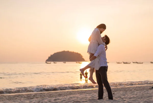 Joyeux couple voyageant en lune de miel sur une plage de sable tropical à su — Photo