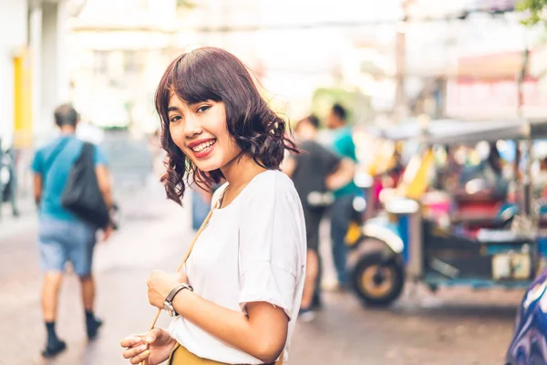 Glückliche und schöne asiatische Frau, die an der khao sarn Straße reist, tha — Stockfoto