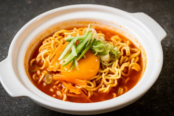 Macarrão instantâneo picante coreano com ovo, legumes e kimchi — Fotografia de Stock