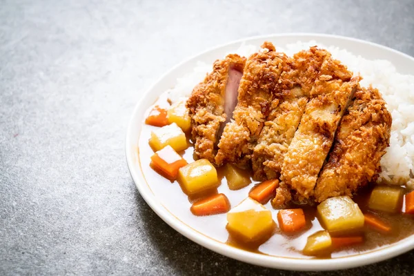 Knusprig gebratenes Schweineschnitzel mit Curry und Reis — Stockfoto