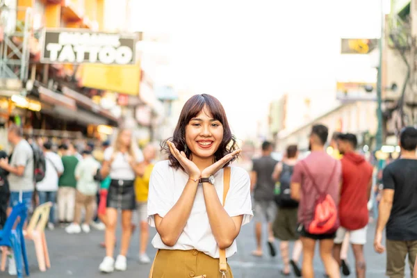 Happy en mooie Aziatische vrouw reizen op Khao Sarn Road, Tha — Stockfoto