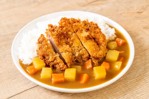 Knusprig gebratenes Schweineschnitzel mit Curry und Reis — Stockfoto