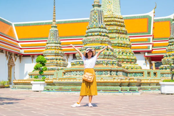 Happy Asian Woman Travel at temple in Thailand — Stock Photo, Image