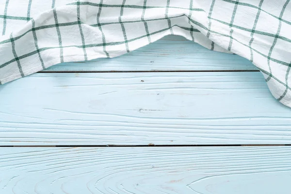 Paño de cocina (servilleta) sobre fondo de madera azul —  Fotos de Stock