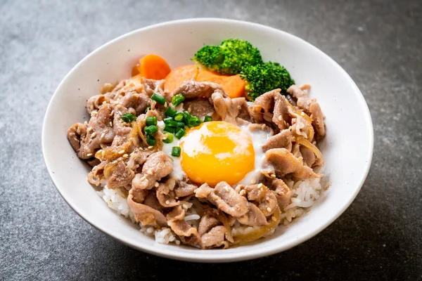 Donburi, domuz eti Pilav kasesi onsen yumurta ve sebze ile