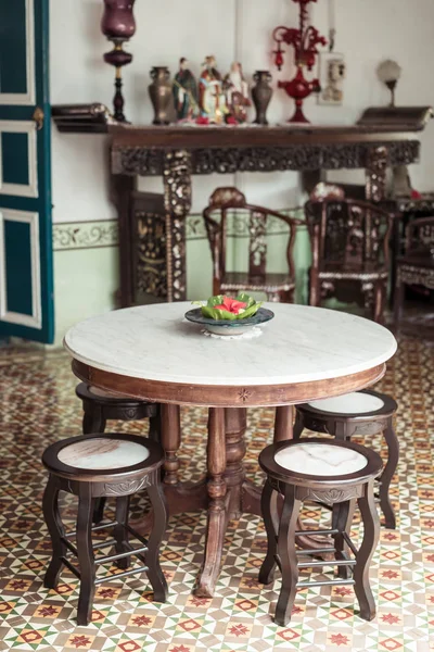 bir odada boş eski ve klasik masa ve sandalye dekorasyon