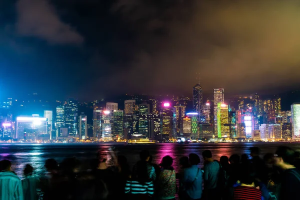 Panorama města Hong Kong v noci a světlo do — Stock fotografie