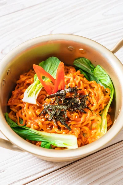 Mie instan korea dengan sayuran dan kimchi — Stok Foto