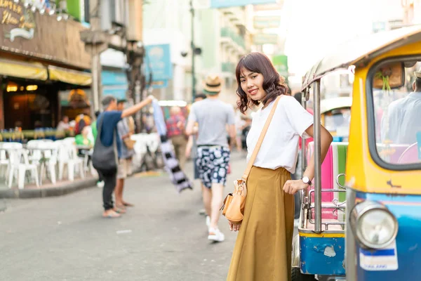 Glückliche und schöne asiatische Frau, die an der khao sarn Straße reist, tha — Stockfoto