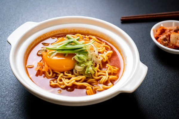 Koreanische scharfe Instant-Nudeln mit Ei, Gemüse und Kimchi — Stockfoto