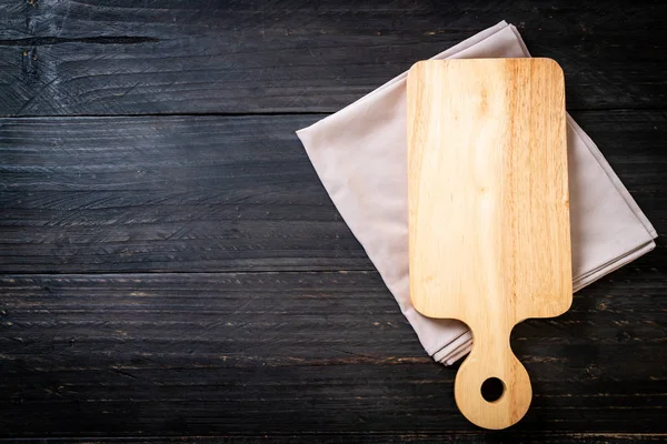 Lege houten snijplank met keuken doek — Stockfoto