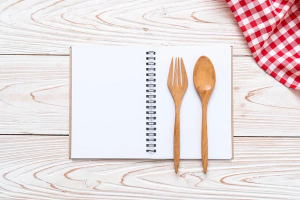 Libreta en blanco para nota de texto en superficie de madera con sapce de copia — Foto de Stock