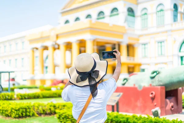 Mulher asiática feliz viagens na Tailândia — Fotografia de Stock