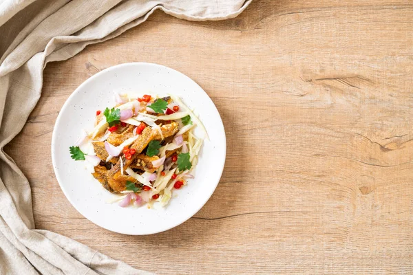 gevrek gurami balığı ile baharatlı salata