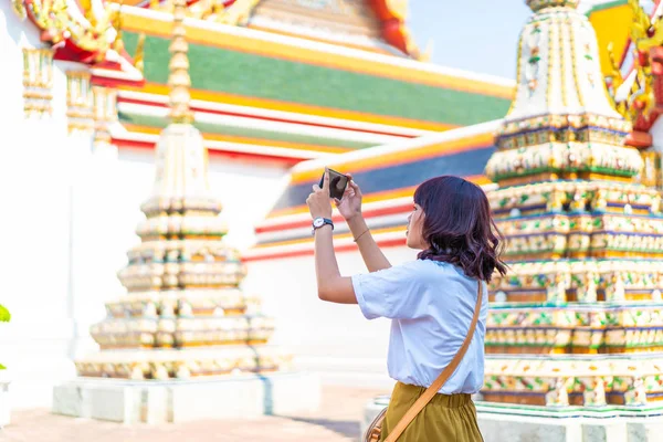 Happy Asian Woman Travel at temple in Thailand — Stock Photo, Image