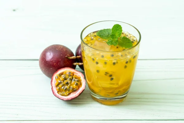 Fresh and iced passion fruit juice — Stock Photo, Image