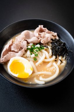 Udon ramen noodle ile domuz çorbası 
